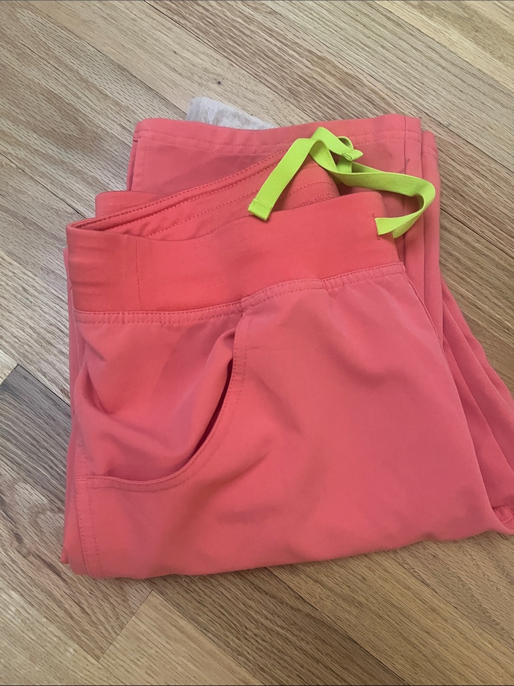 FIGS Women's Rafaela Oversized Scrub Top (s) and Kade Cargo Scrub Pants (m) - Picture 2 of 2